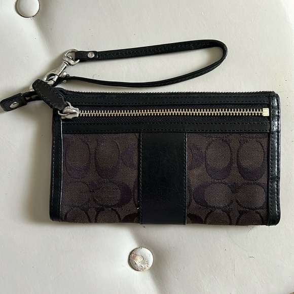Pre owned Black/Brown Signature “C” Coach Wristlet-Great Condition - Picture 2 of 13